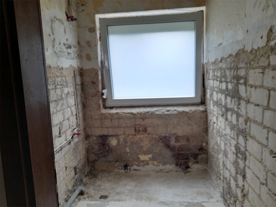 Badezimmer im Rohbau während der Sanierung durch Kraus