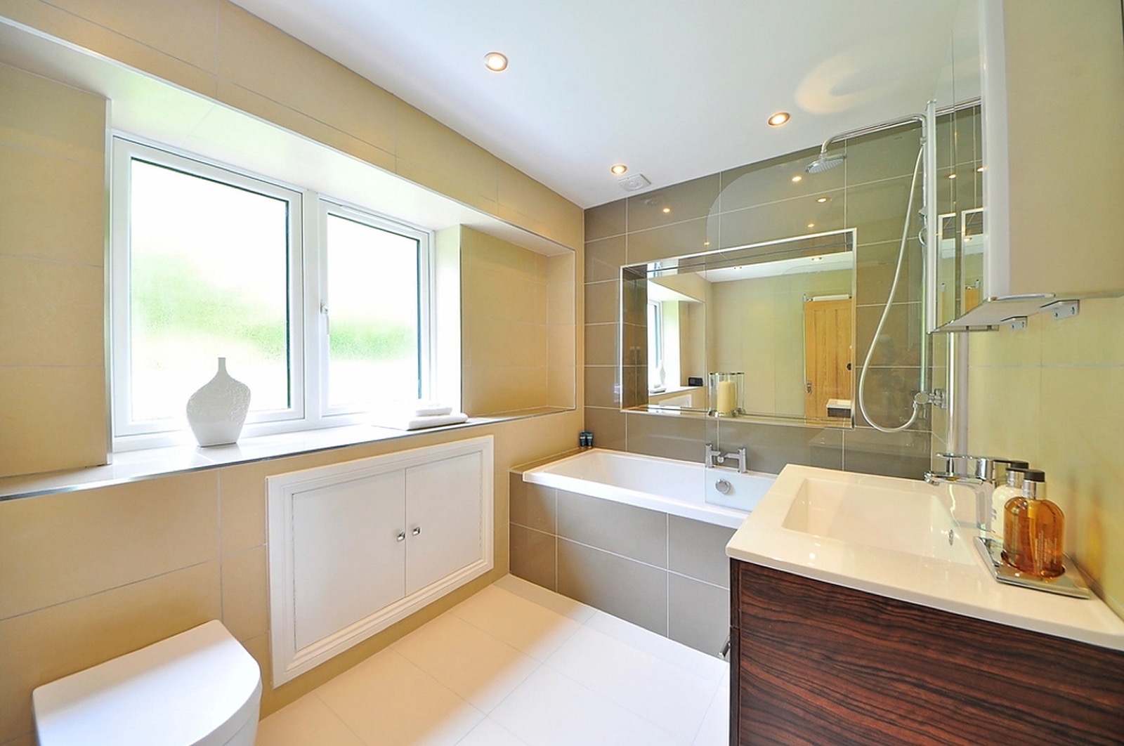 Modernes, helles Badezimmer mit bodengleicher Dusche